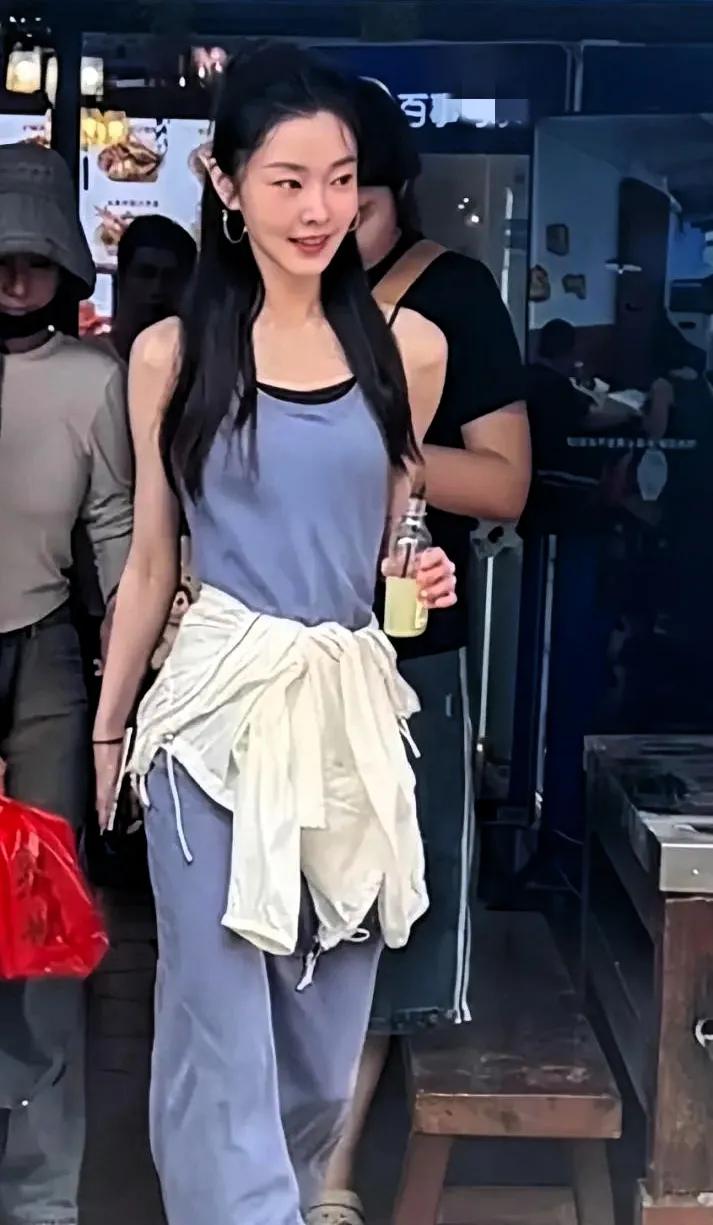 泉州古城惊现仙女！

宋轶真丝露背吊带尽显飘逸风采，美得让人心动，她在古城的石板