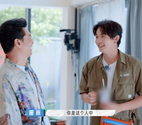 田雨以为颜人中叫仁宗 田雨滔滔不绝地讲着历代仁宗的故事，颜人中尴尬地站在一旁，直