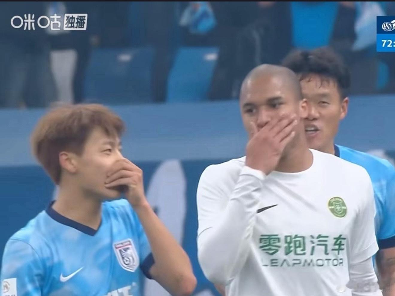 都学乖了。双方球员捂着嘴互相交流… 