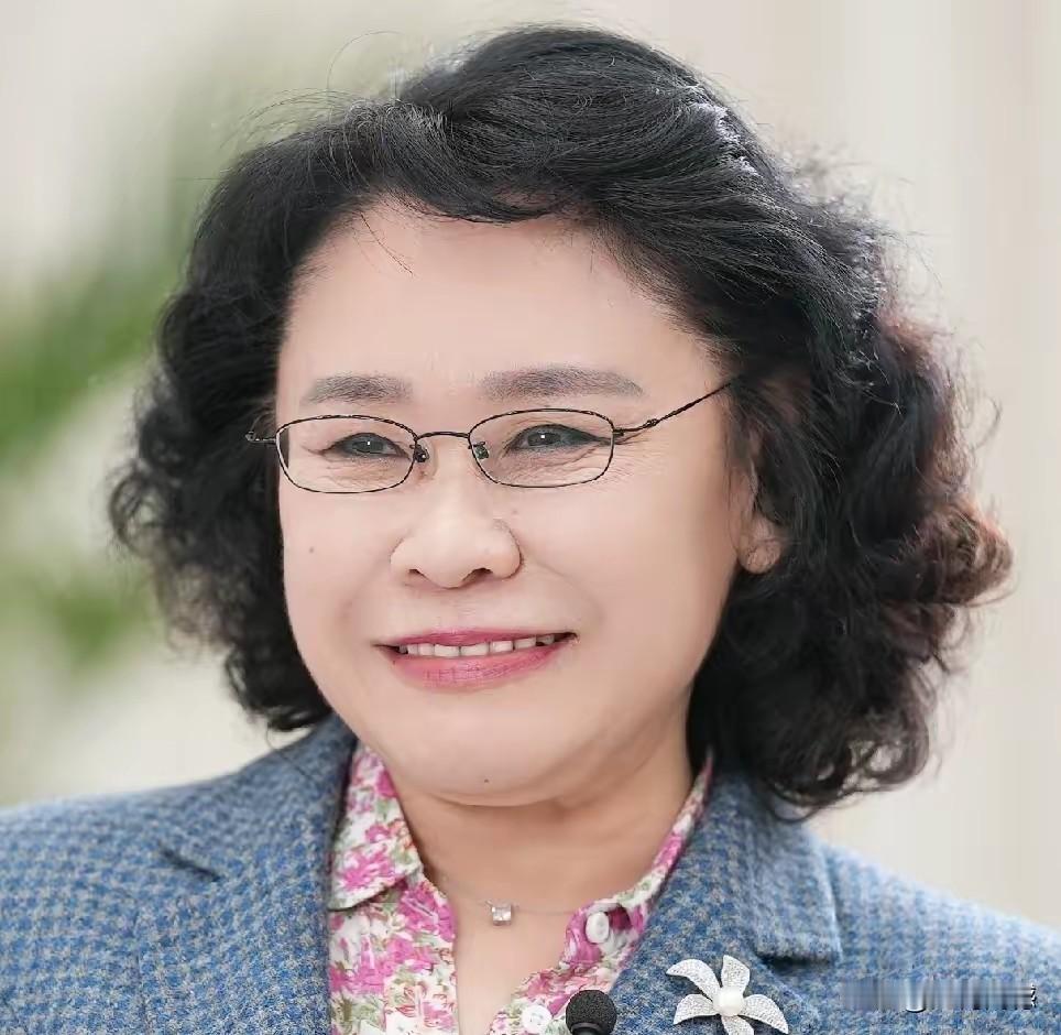 张海迪是我从小就非常崇拜的偶像，她的奋斗经历值得人学习，她的乐观生活态度更值得人