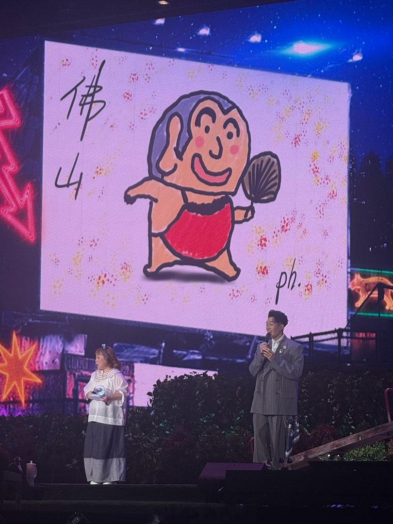 周柏豪绽放之章巡演佛山站周柏豪绽放之章巡演今晚佛山第二场氛围直接拉满，周柏豪开场