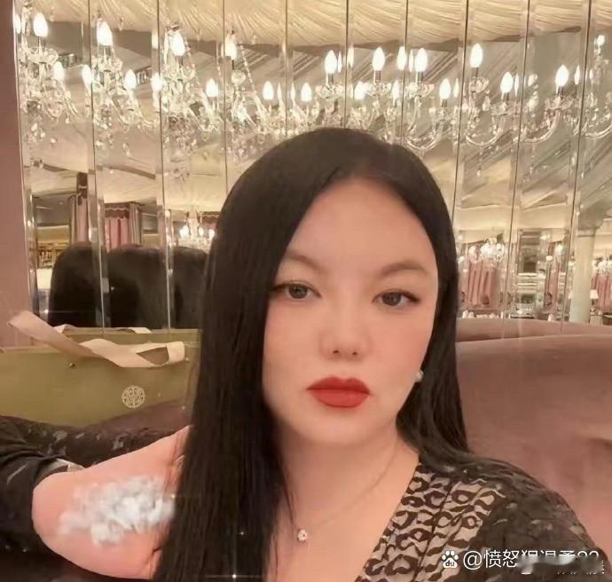 李湘回长沙娘家晒居家照，背景奢华得像酒店大堂，身后的楼梯更是抢镜，直接让网友看傻