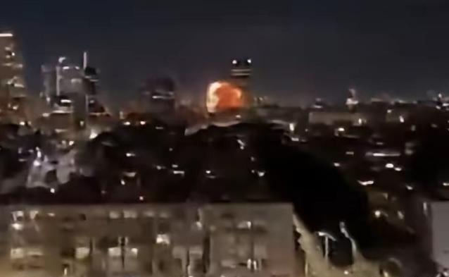 深夜的特拉维夫原本灯火璀璨，一声巨响后，整座城市瞬间陷入伸手不见五指的黑暗，防空