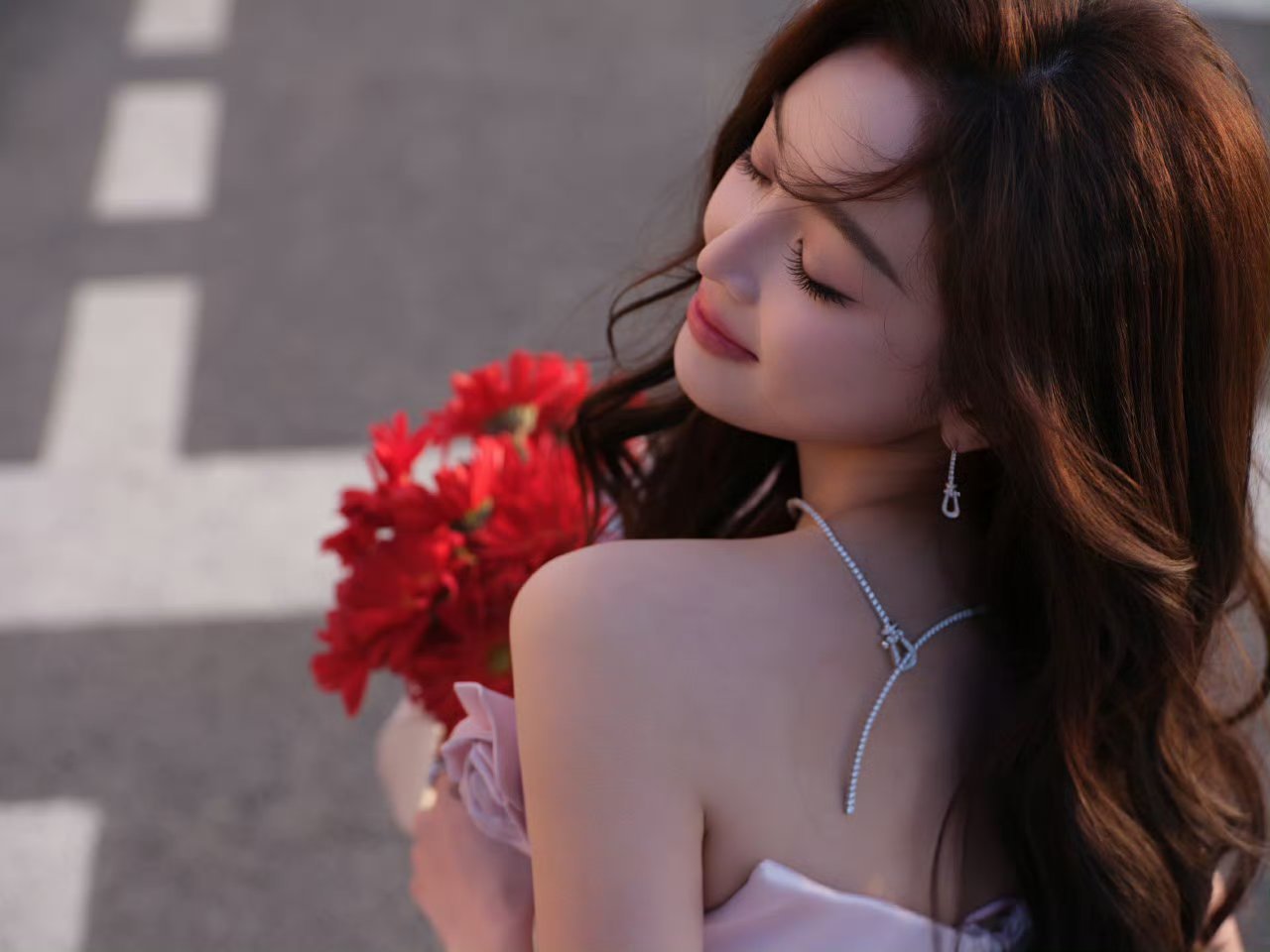 吴宣仪  国剧盛典红毯造型也太赞了吧！摄影师加鸡腿 完全就是言情小说在逃公主啊啊