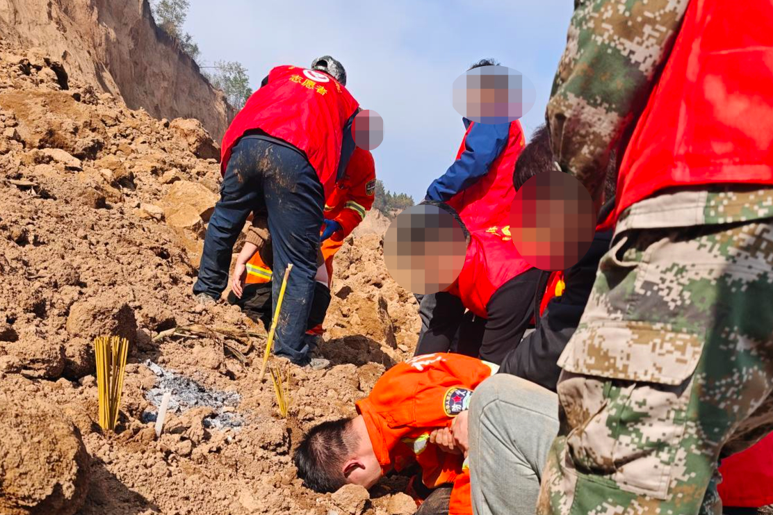 【#农妇收玉米遇山体滑坡失联7天#】#官方回应农妇遇山体滑坡失联进展# 10月3