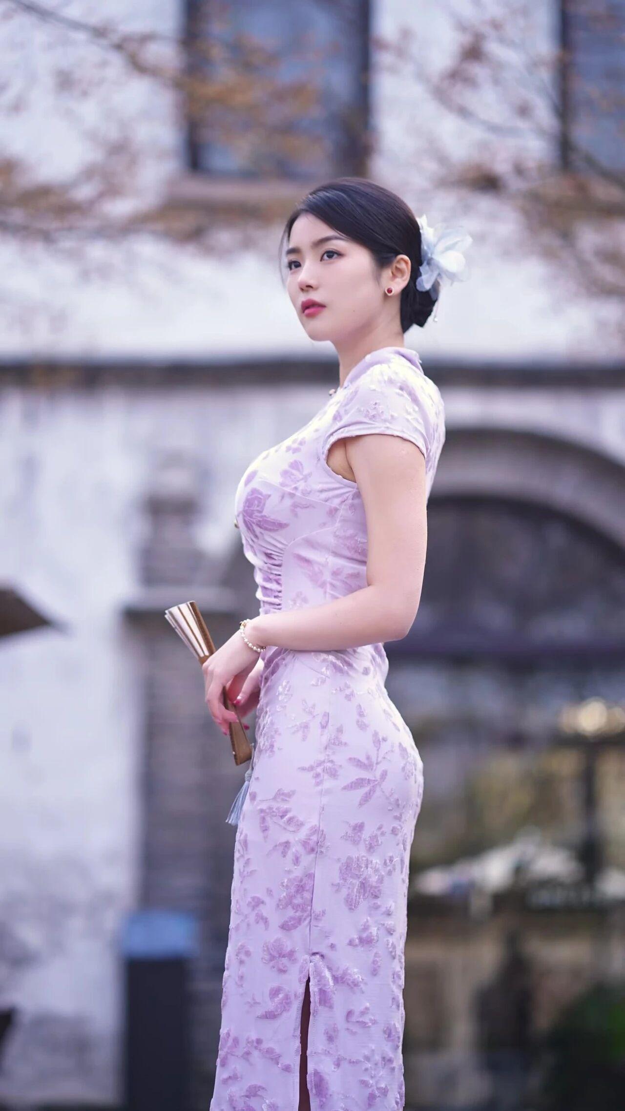💜 旗袍与氛围感解析
色彩与面料的高级感
淡紫色自带温柔滤镜，植绒暗纹的面料自