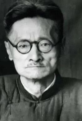 1917年，刘文典到北大教书。一天，辜鸿铭问他：“你教什么课？”“汉魏文学。”刘