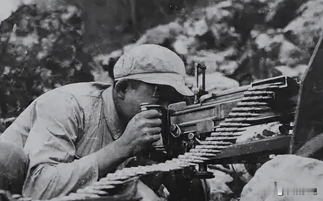 李华云，1925年生于四川仁寿，1948年入伍，中共党员，志愿军38军114师3