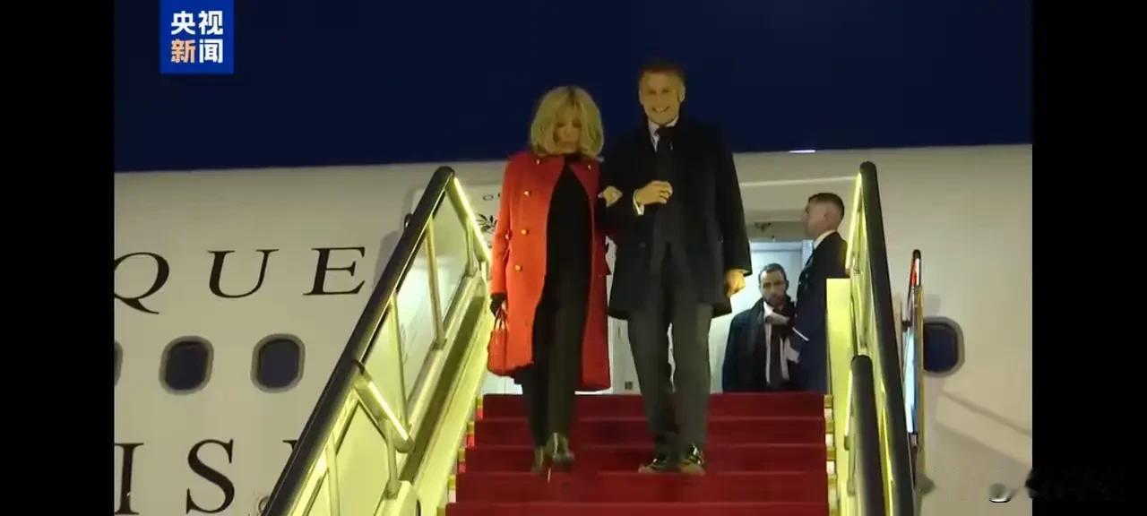 马克龙抵京，王毅外长一袭风衣配红围巾迎接，气场拉满！
 
刚刷到马克龙到北京的画