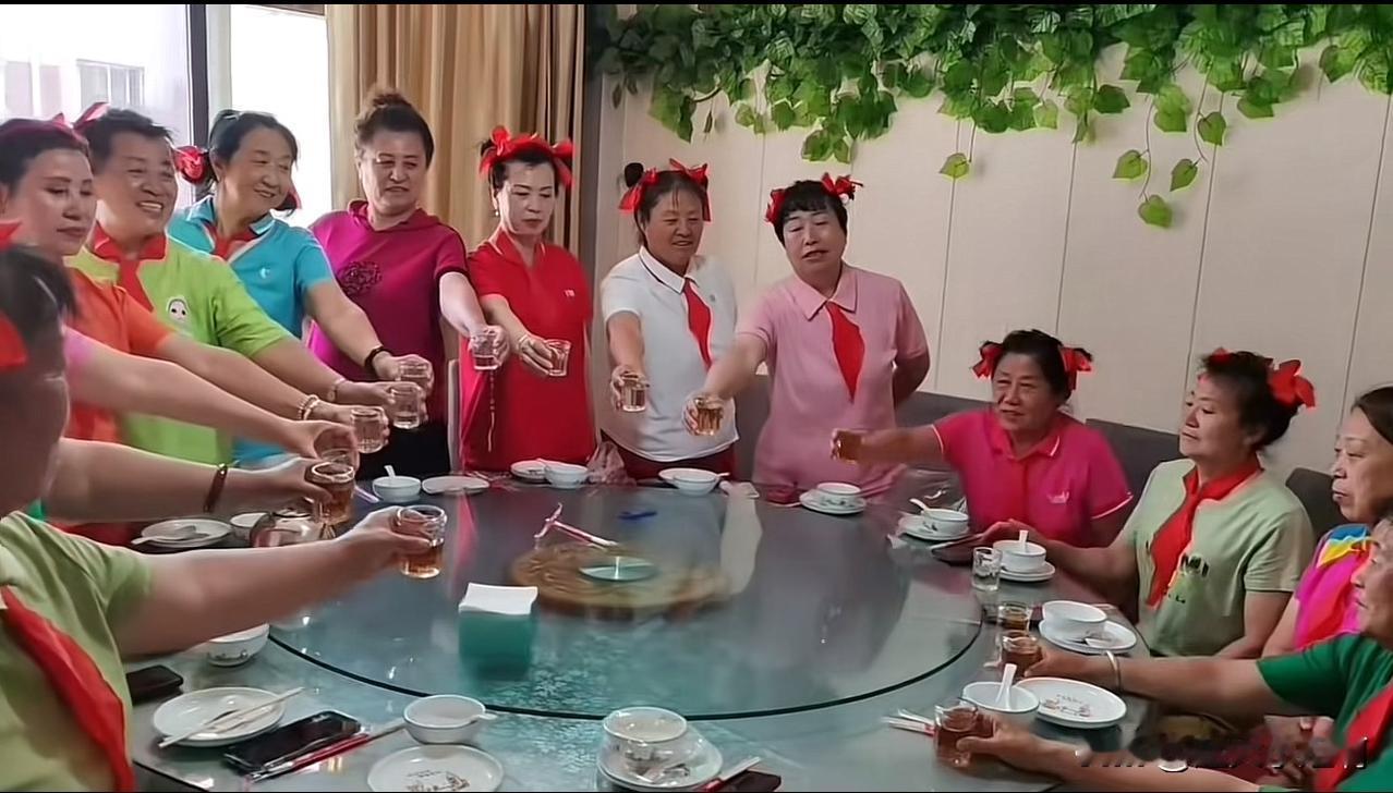 一群大妈戴着红领巾在酒店聚餐。
挺好的，最起码人家大妈还有勇气穿出去。
我一边看