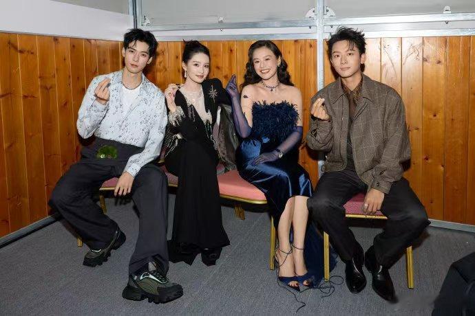 龚俊vogue合照龚俊晒花少地球超新鲜合照  龚俊vogue合照，龚俊晒花少地球