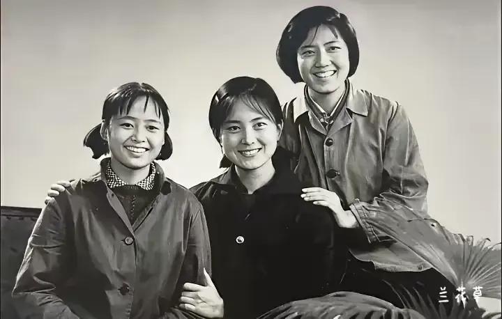 那时候的她们多么朴素实在！
美也不外露，俏也不外露，衣饰极其简单朴实。
只有温暖