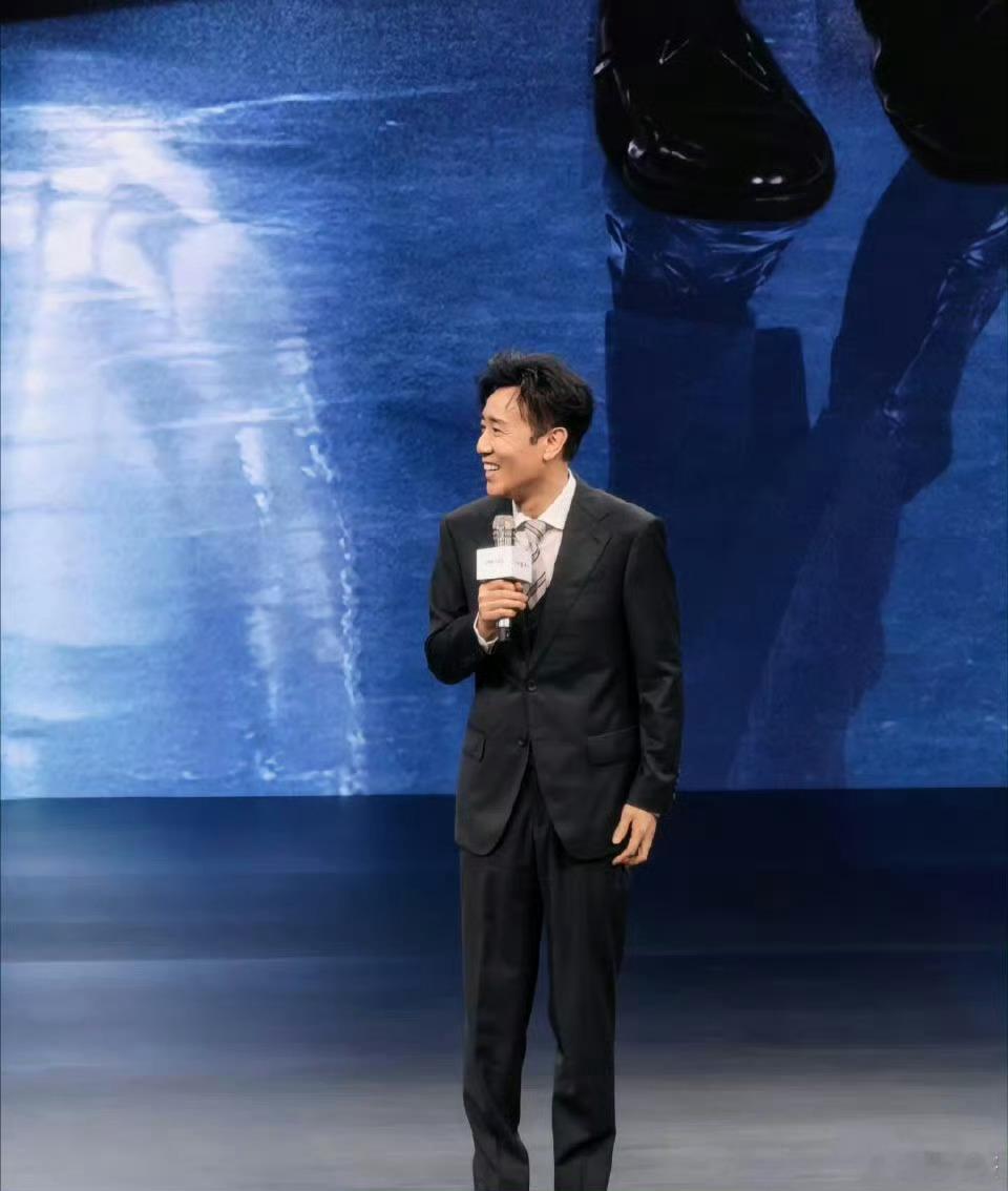 于和伟现身问界M9发布会于和伟为何反复选择问界M9于和伟来到发布会现场站台，作为