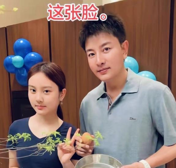 贾乃亮女儿甜馨好像他，他有这么好的女儿，虽然离了婚，女儿是自己的，还长的这么像自
