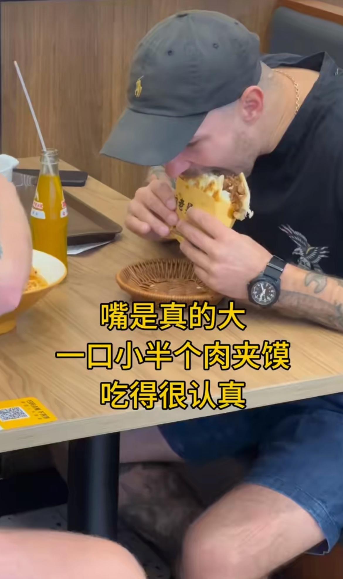 老外吃了肉夹馍后汉堡也不香了

两个老外在中餐厅吃了一次肉夹馍后上头了，每天一到