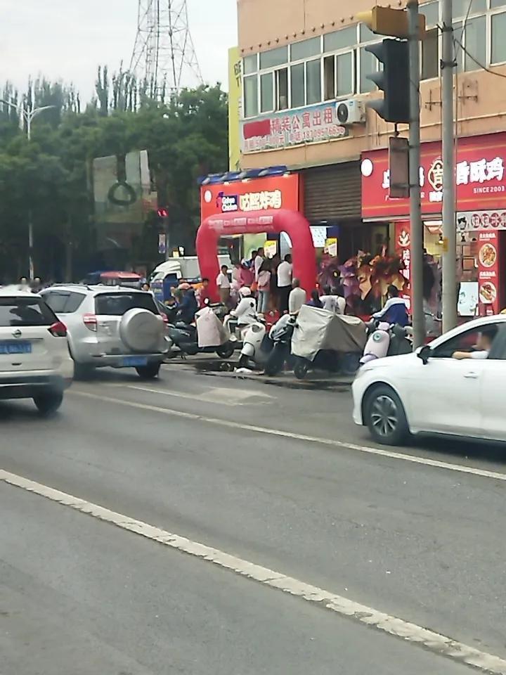新店开业就排队购买的基本上就是托，老店排队才说明物美价廉！你想想，吃的东西头一天