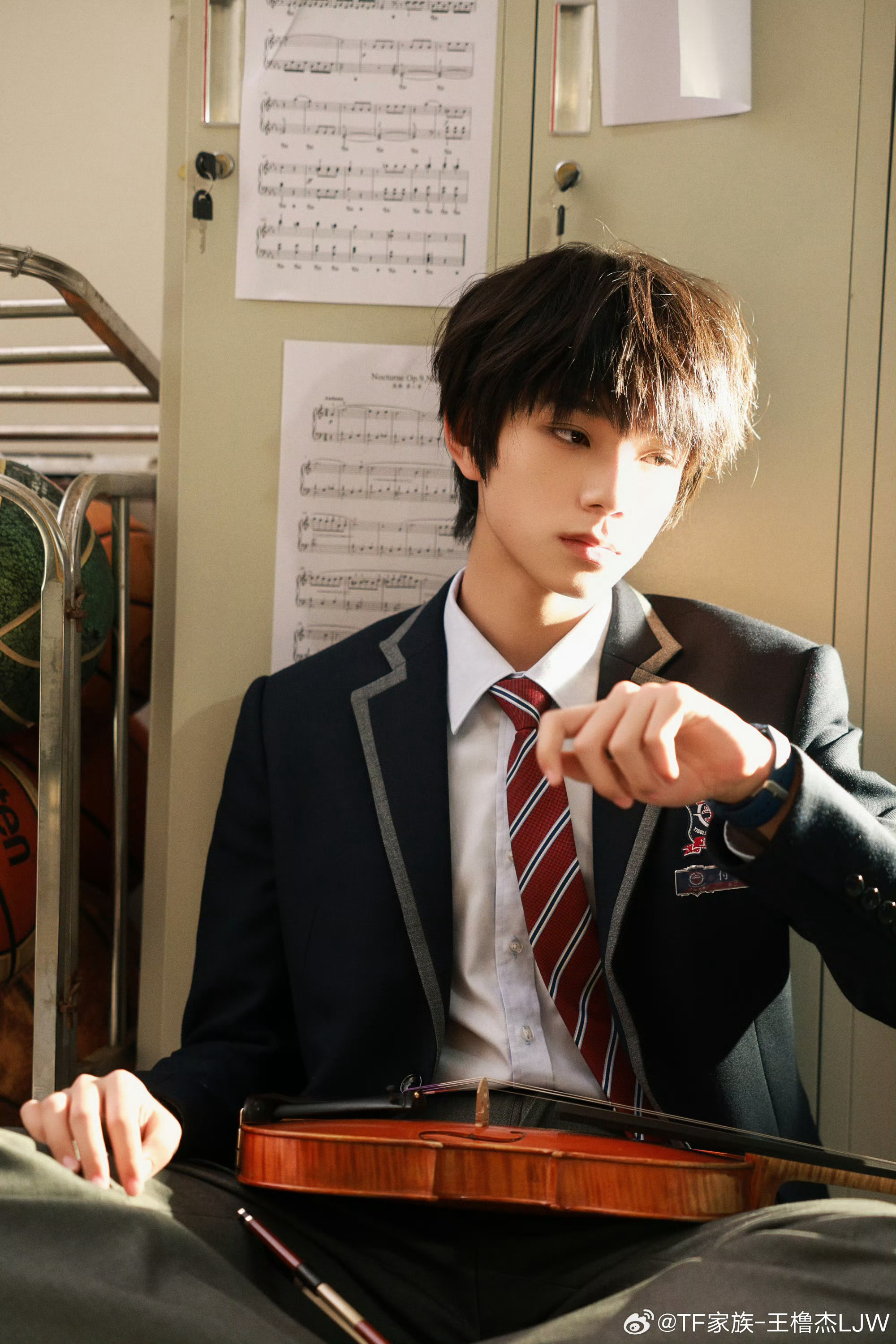 王橹杰新剧单人海报 王橹杰我们的少年时代2单人海报光影下展现帅气轮廓的付彬言好梦