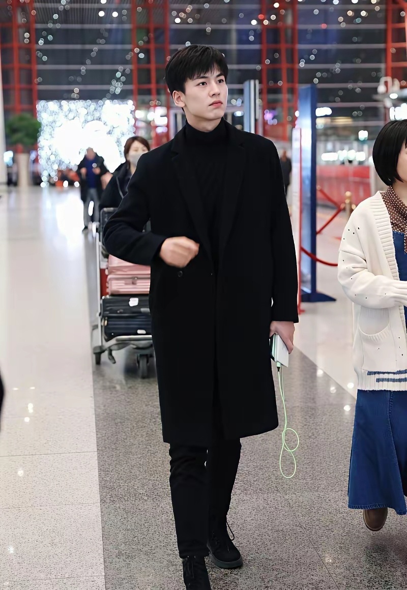 未出道前的张凌赫，人群中一眼就看见。 