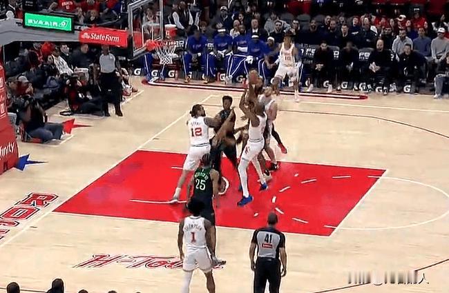 杜兰特今天就要超越诺维斯基，中距离三分接连命中，带队领先两位数



杜兰特继续