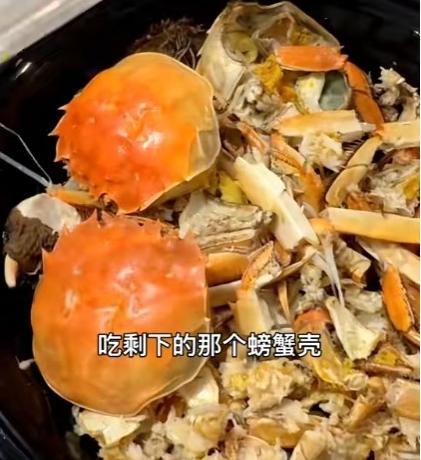 真是让人哭笑不得！浙江，一名女子将吃剩的螃蟹壳给父母熬粥，想给他们补补钙，结果被