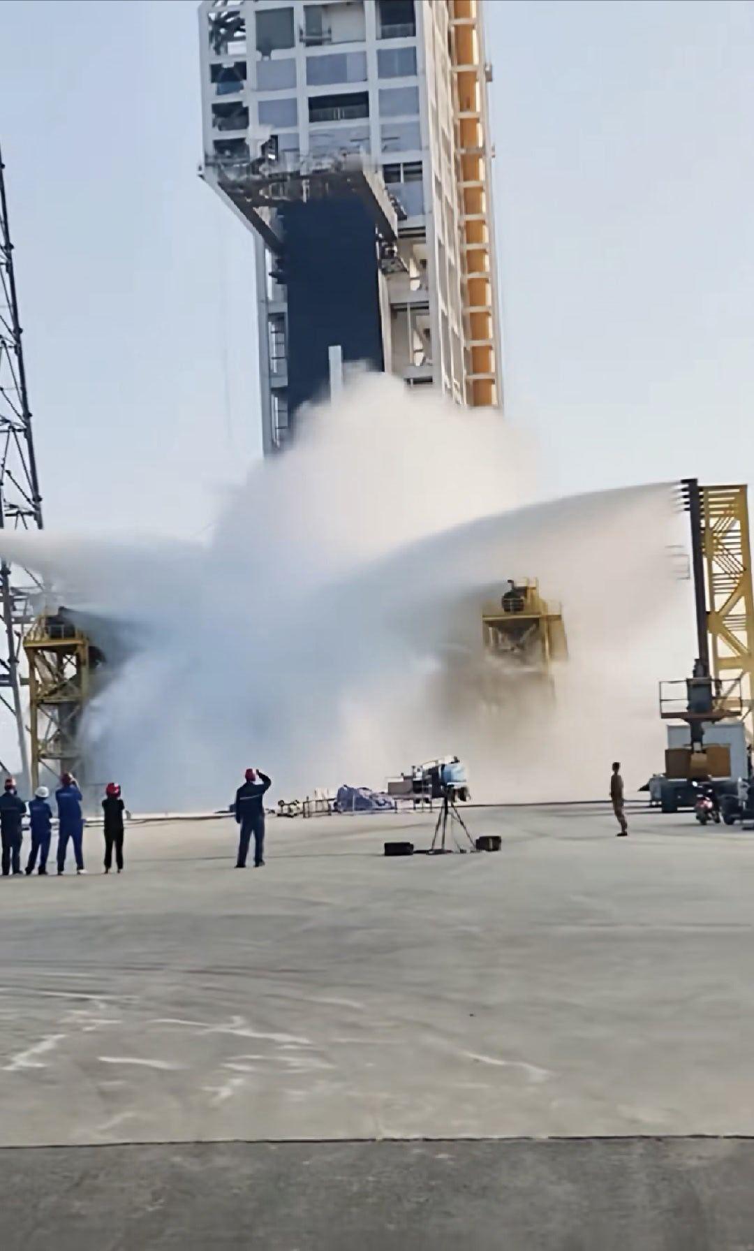 网传长征十号 发射塔喷淋系统测试图片！ 
