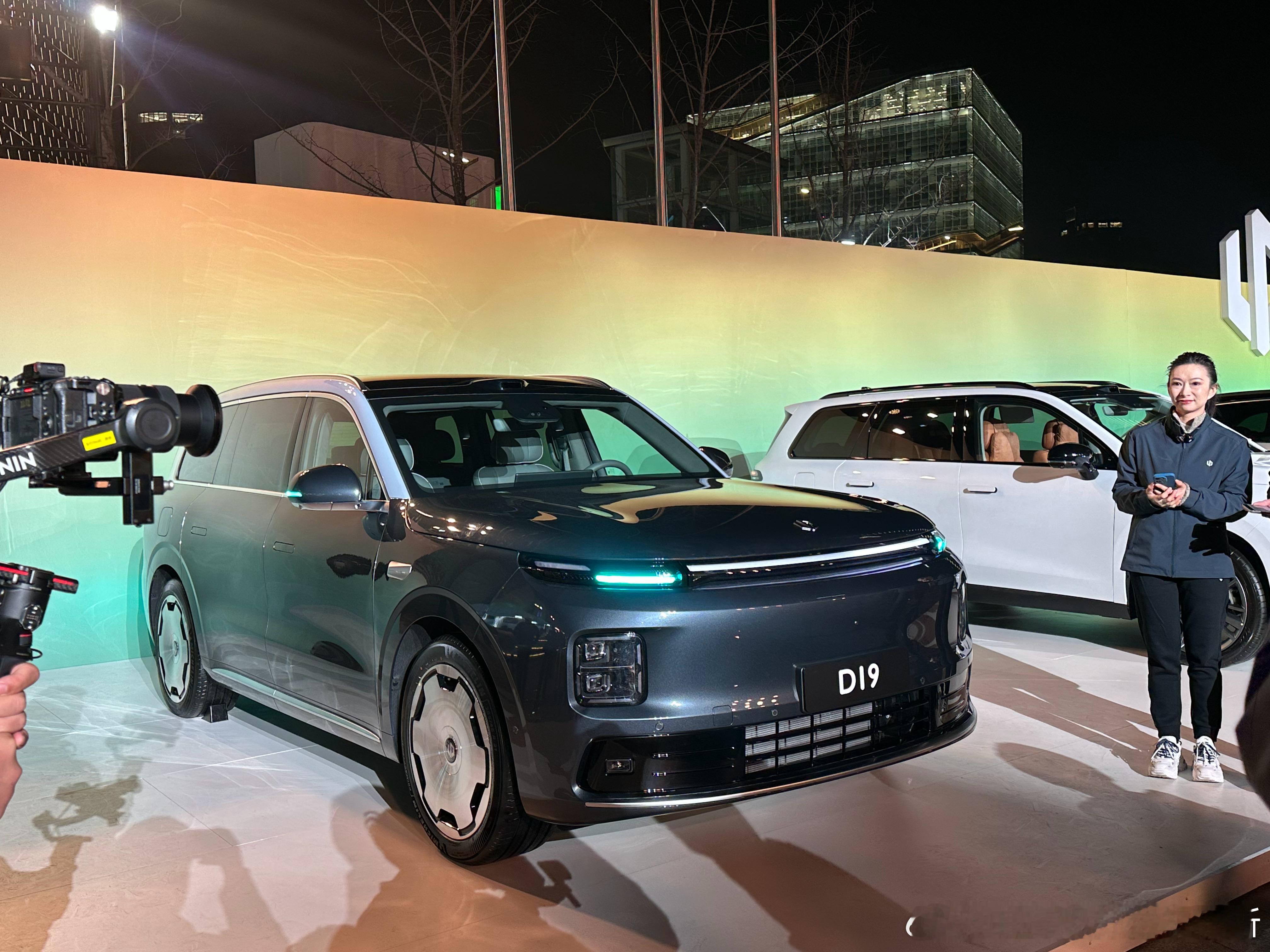 零跑D19的双高通骁龙8797域控制器；总计1280 Tops AI算力，支持V