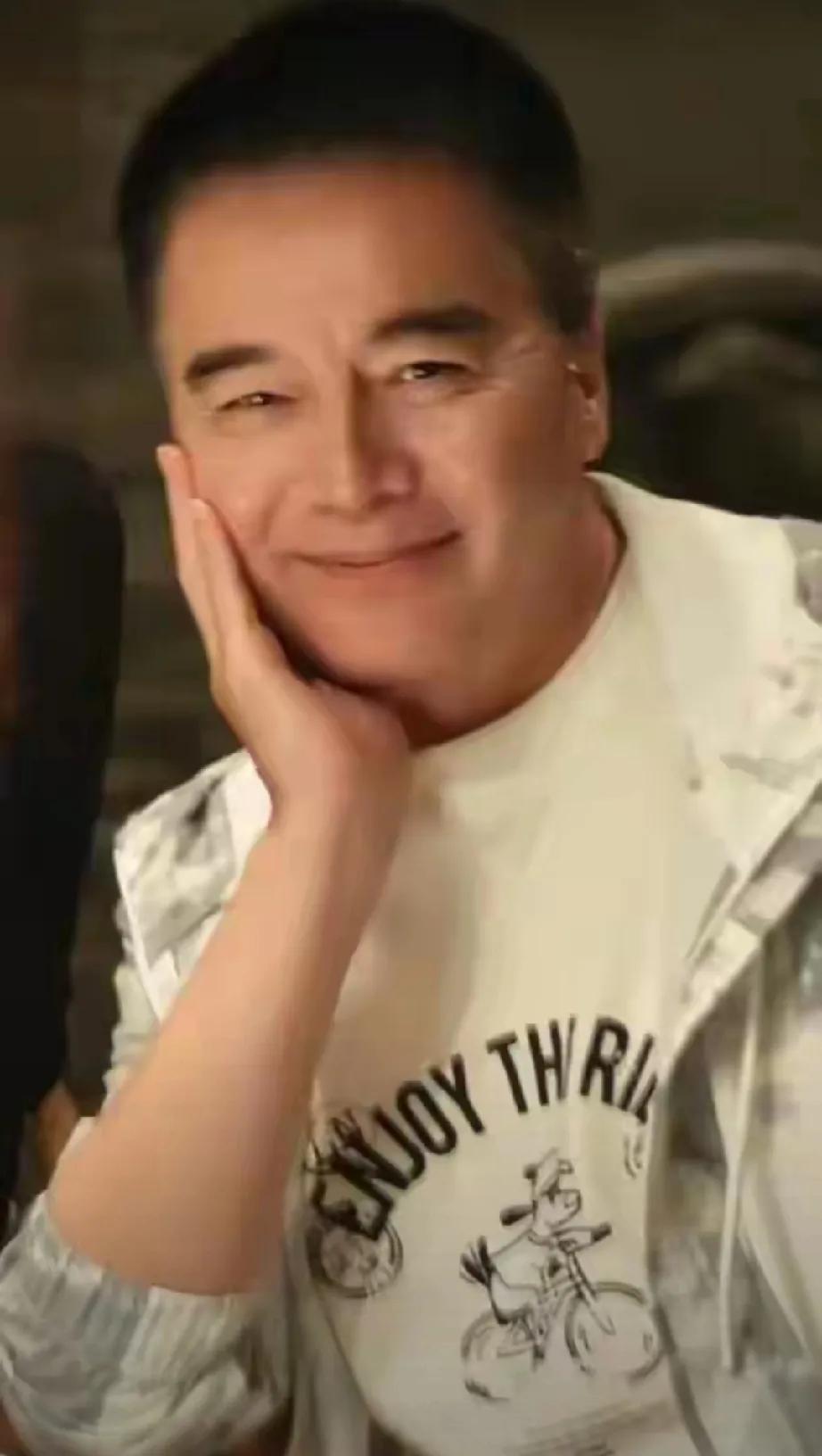 何晴头七前，许亚军在洛杉矶被偶遇，笑容灿烂却引争议。何晴去世，他未陪大儿子处理后