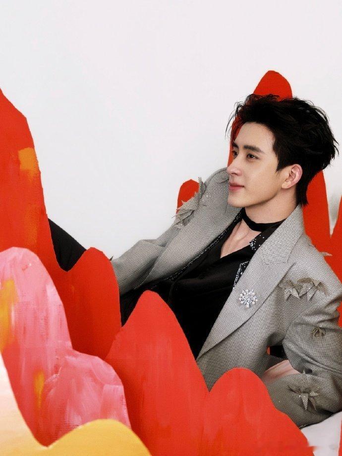 敖瑞鹏浓颜冷脸这一块 在浓颜系这方面敖瑞鹏有绝对的发言权，这张脸真是太权威了，是