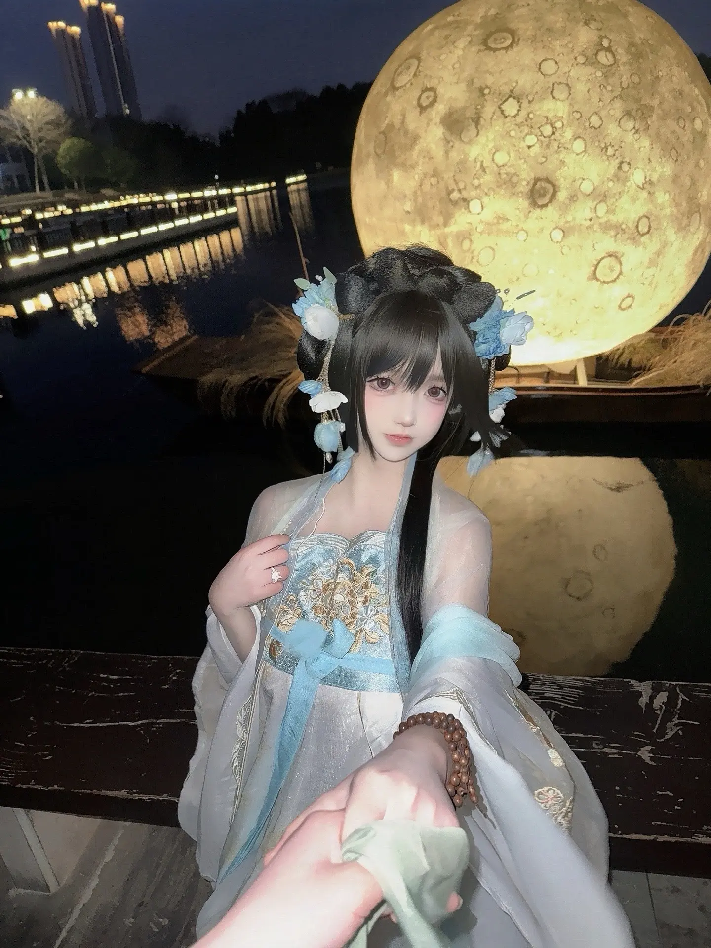 上天不给我的，无论我十指怎样紧扣，仍然走漏。给我的，无论过去我怎么失手...