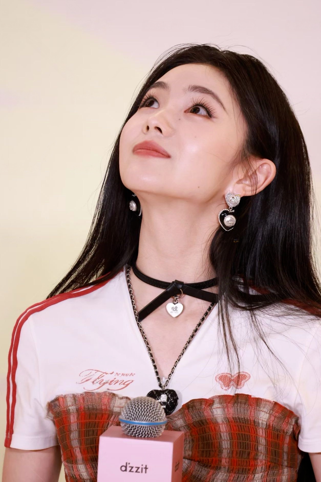 刘浩存成都万象城活动生图，黑色短裙，大长腿笔直 