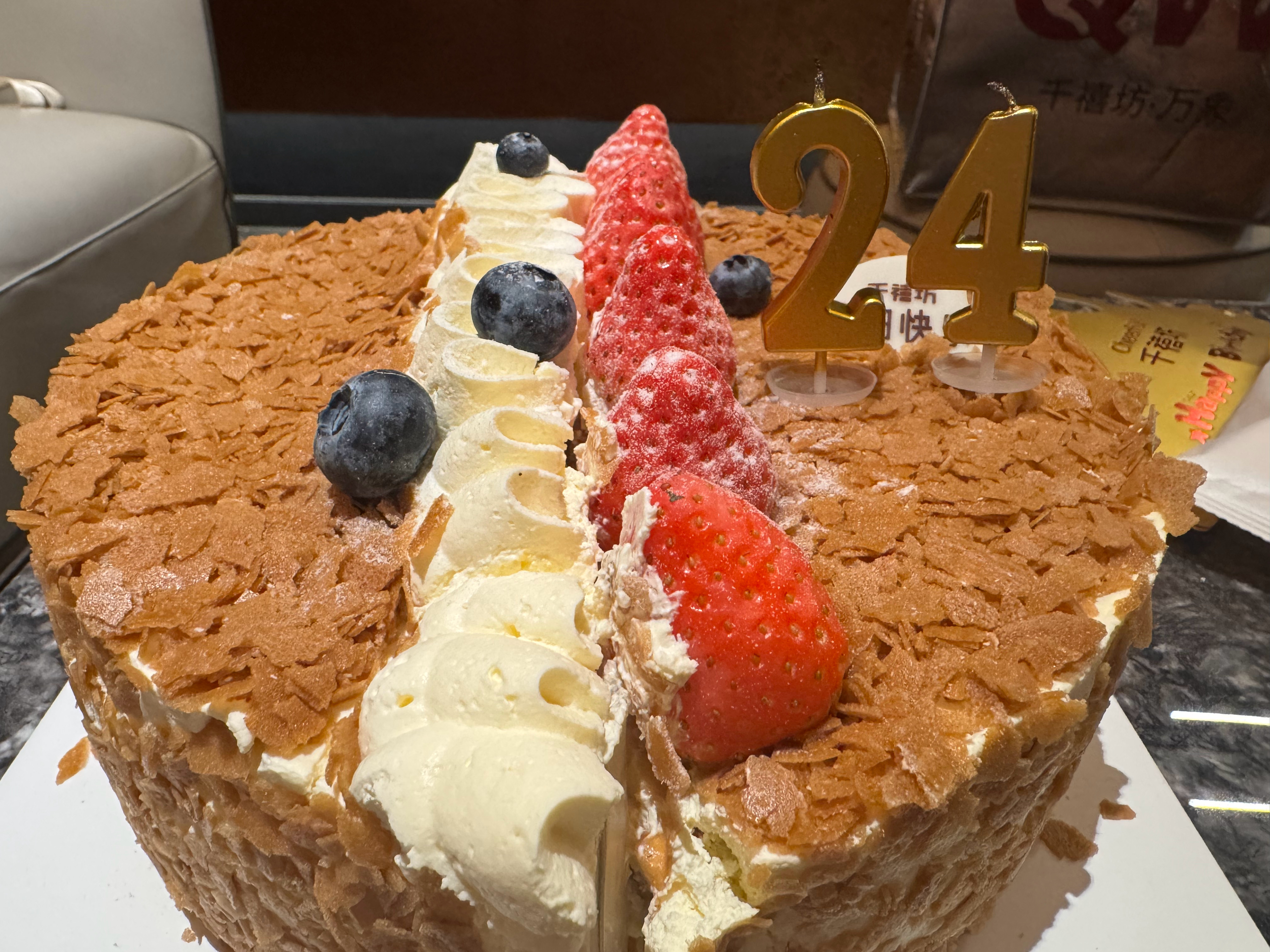 自己订了一个生日蛋糕又意外多收获一个蛋糕23岁是特别特别special的一年！希