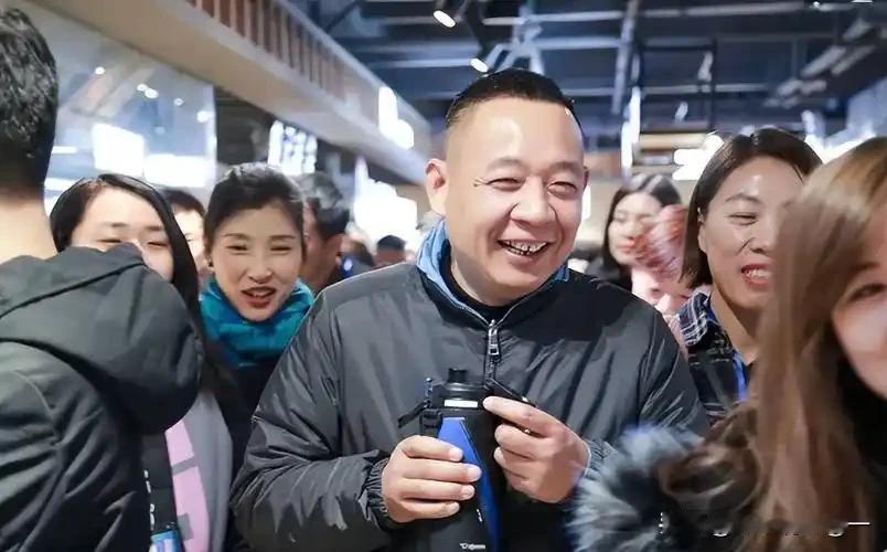 小编已起立，向胖东来致敬[赞]
 
同样是实业企业，一对比，高下直接拉开。
 