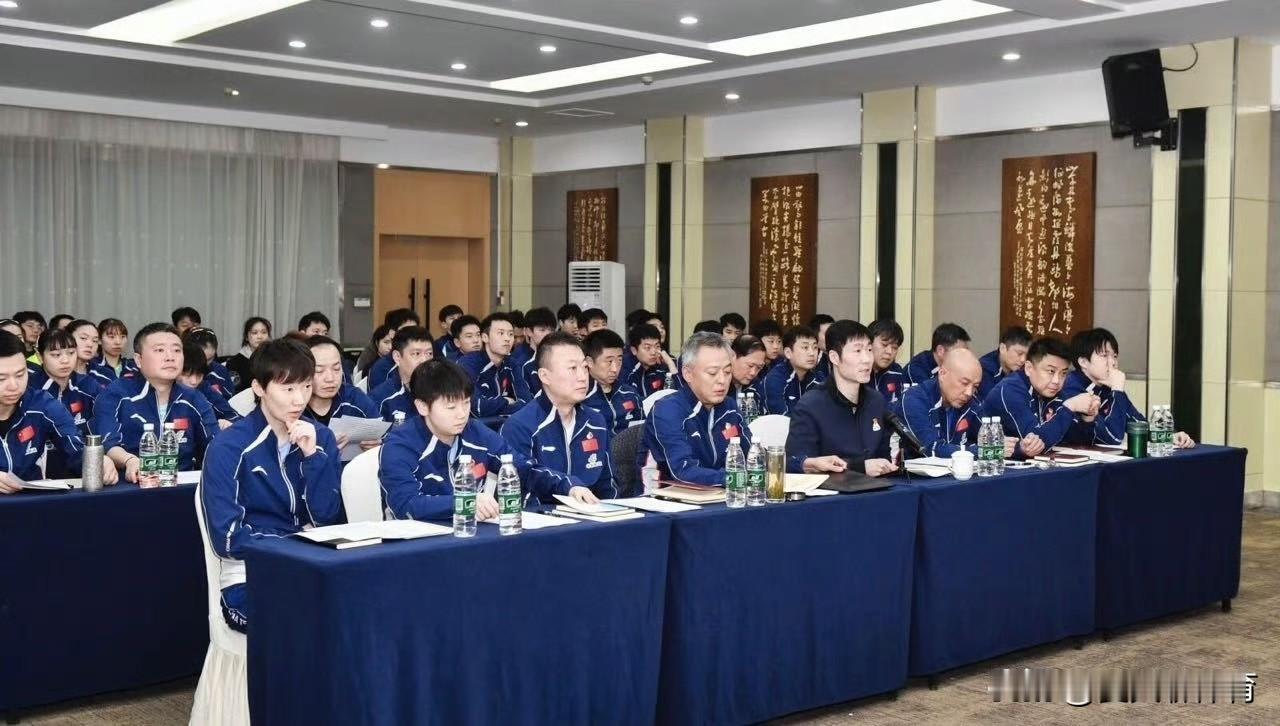 中国乒乓球队回成都第一件事儿，不是集训，不是训练，而是开会，学习！女队和男队主教
