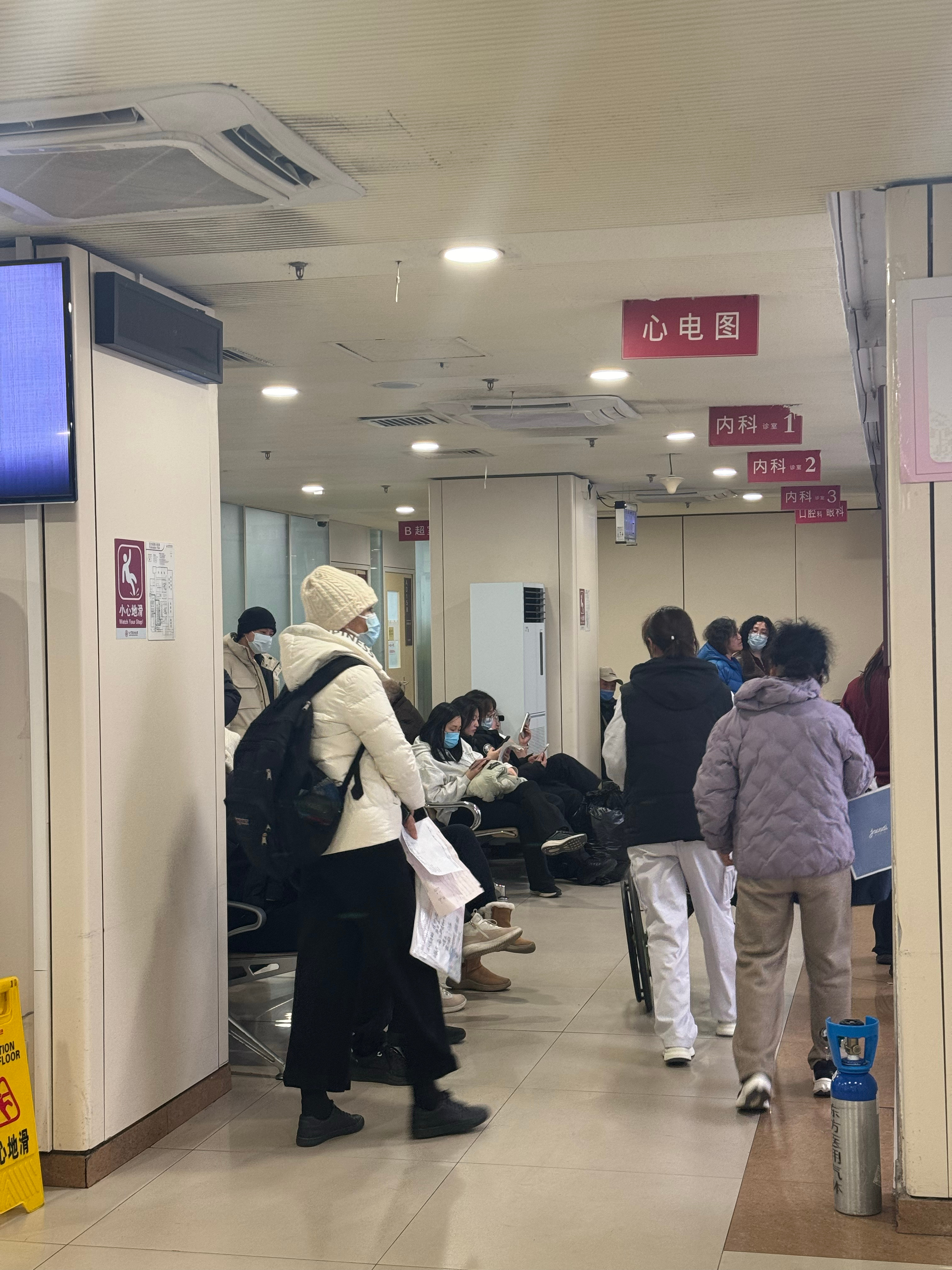 这个点来医院的是真不少啊，等了半个多小时了