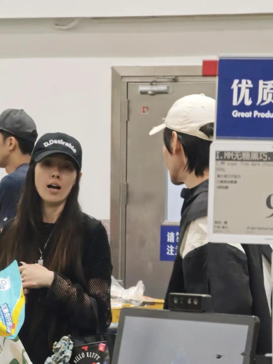 向佐夫妇珠海购物被偶遇，郭碧婷素颜依旧很美，夫妻俩越来越像了 