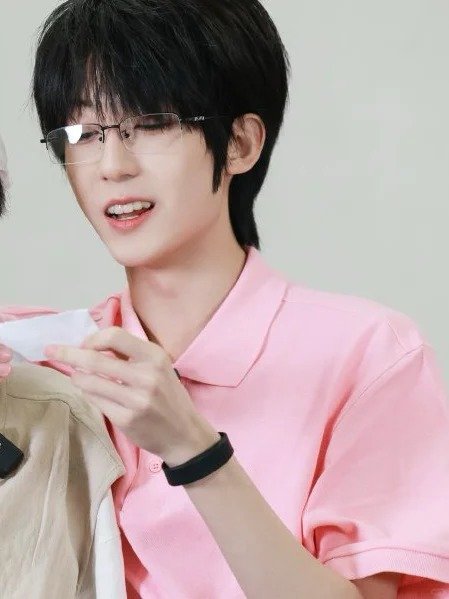 杨博文的脖子好有劲 杨博文我们的少年时代2周扬今日份出妆~谁来品一下这个脖子，好