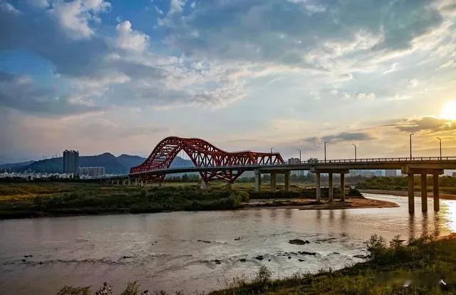 宝鸡是一座桥城，市区渭河上的大桥统计：
1、宝鸡峡渭河大桥
2、福谭渭河大桥
3