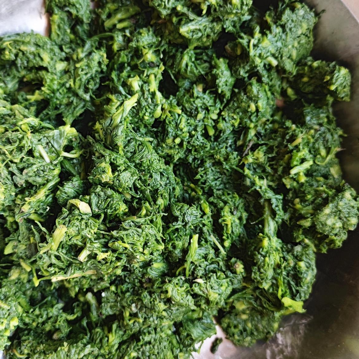 一是山菜+肉脂渣；
二是海蓬菜+肉脂渣。
另外，在两种馅料里边都加了一点儿韭菜茬