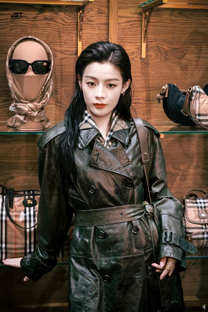 李乃文20秒夸陈丽君5次好帅大哥小助理 比起浮夸的吹捧，李乃文简单直白的五次“好