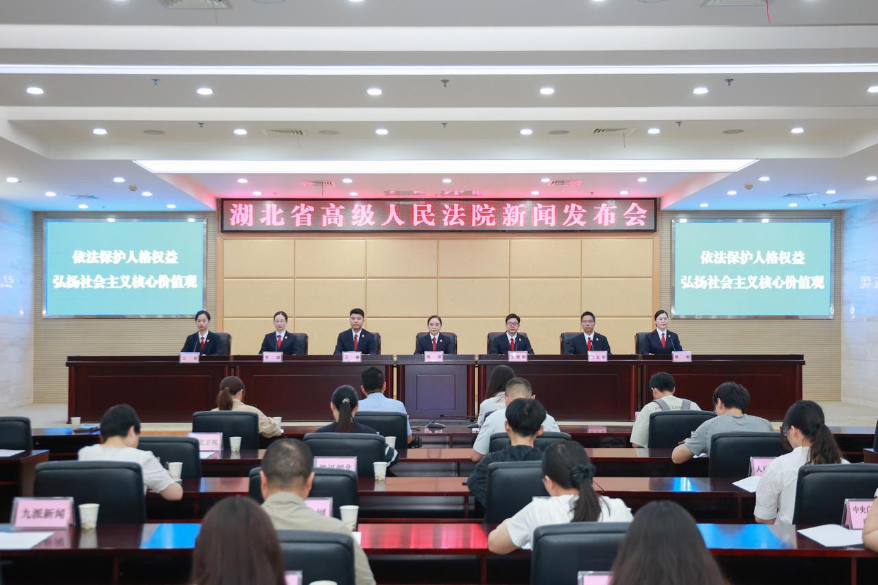 这算较真吗？湖北，男子给爷爷奶奶扫墓，发现当初5名叔伯立墓碑时，竟然故意漏掉了他