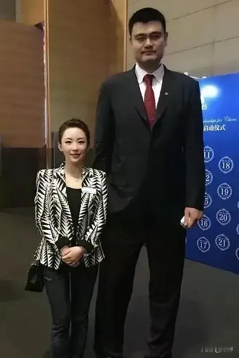 桌球天后潘晓婷和姚明