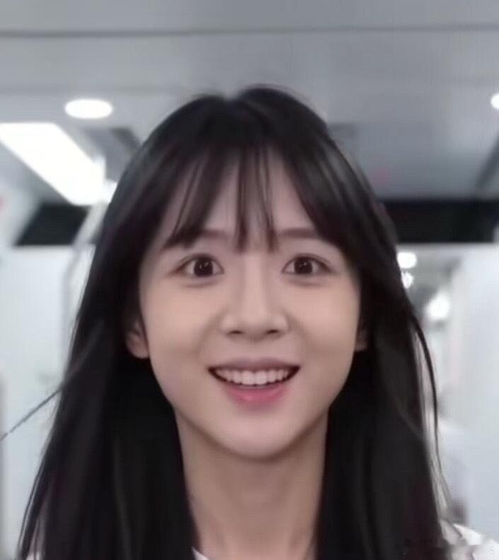 到底融了谁的脸所有AI人都用这一张脸一模一样的三角眼 看的人生理不适三角眼 宽鼻