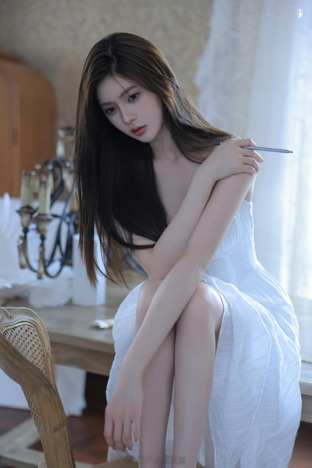 优雅白裙少女，静坐窗边，沉思的瞬间