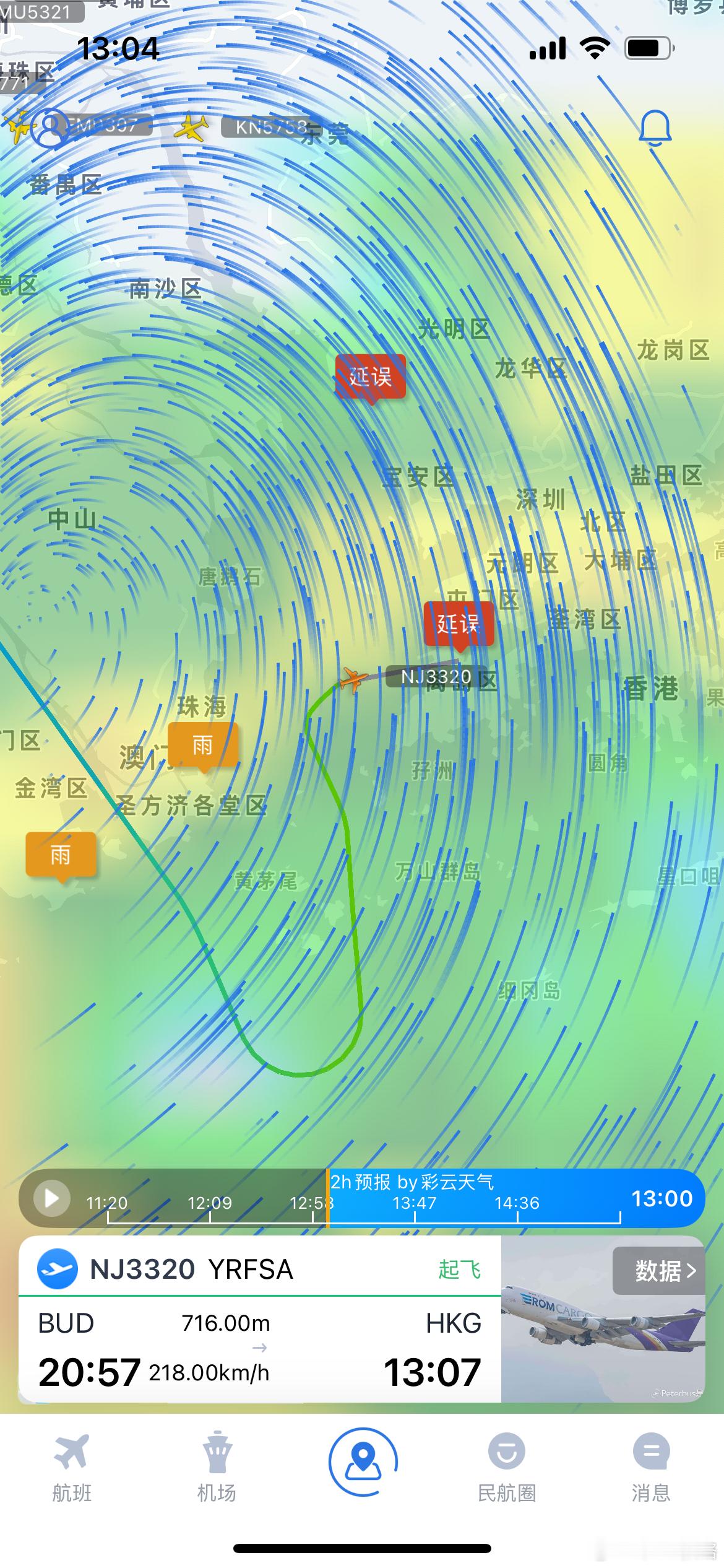 香港8号风球是停工停课，今天是10号风球机师在大侧风下稳稳把一架747落在香港机