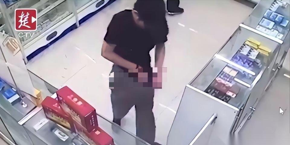 湖北一男子从药店买了一盒“伟哥”，吃完却发现没有任何反应，他觉得药是假的，为了报