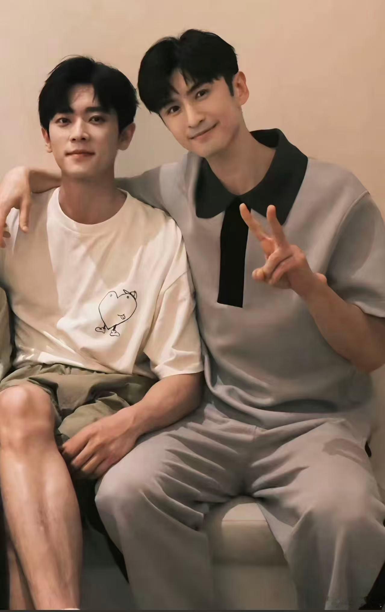 等一个丞磊张云龙官宣 光是脑补他们穿民国服装站在雨巷里对视的画面，就已经很有氛围