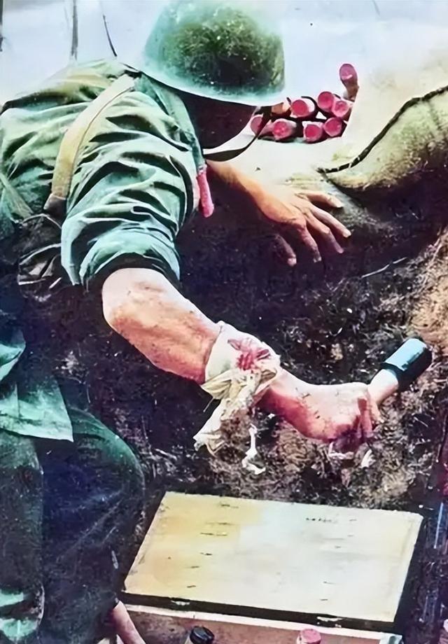 1984年，一22岁战士误闯入一个山洞，他发现里面竟都是女人，然而就在战士摸出手