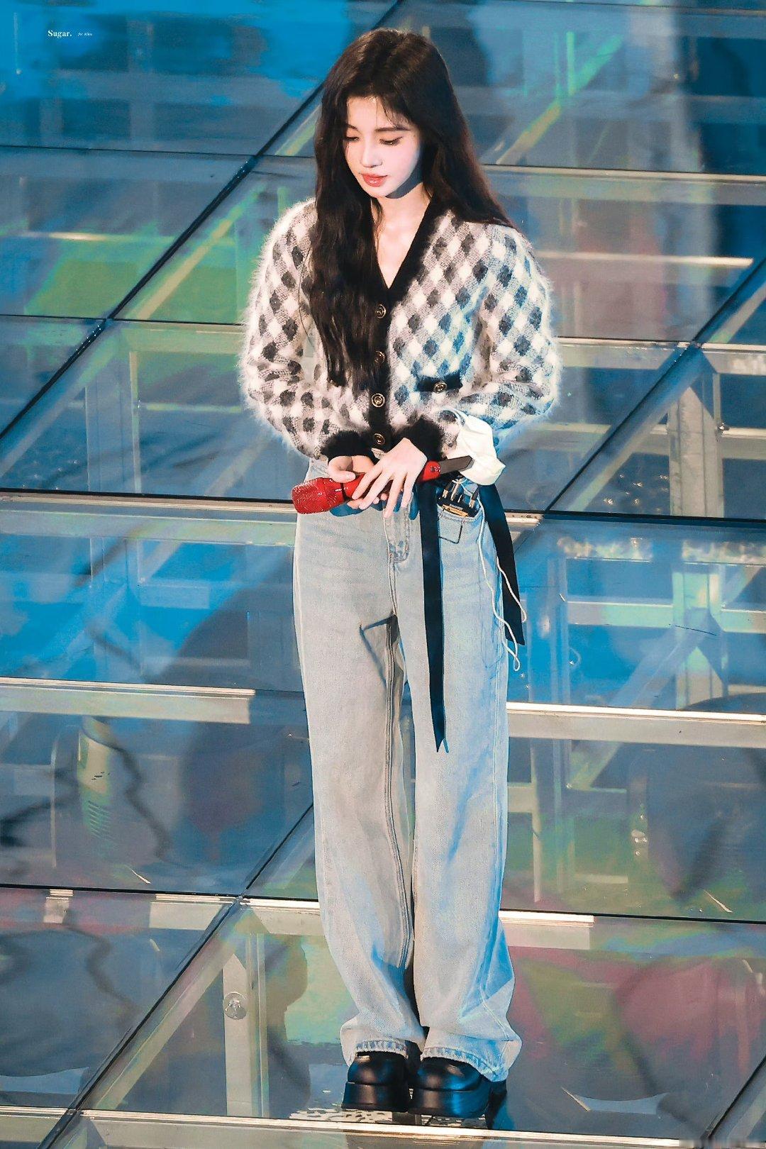 卷发欧尼鞠婧祎