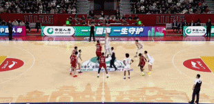 4秒2犯！北京时间3月25日，CBA常规赛第30轮全面开战，近来状态火热的上海男