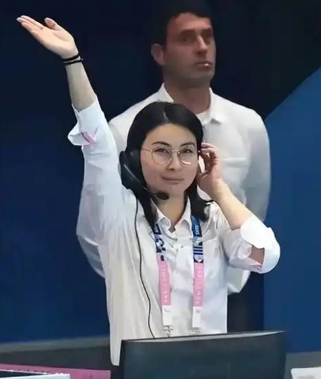 终于知道，为什么香港富豪太太圈那么排挤郭晶晶了。不是因为她并非出身老牌豪门，也不